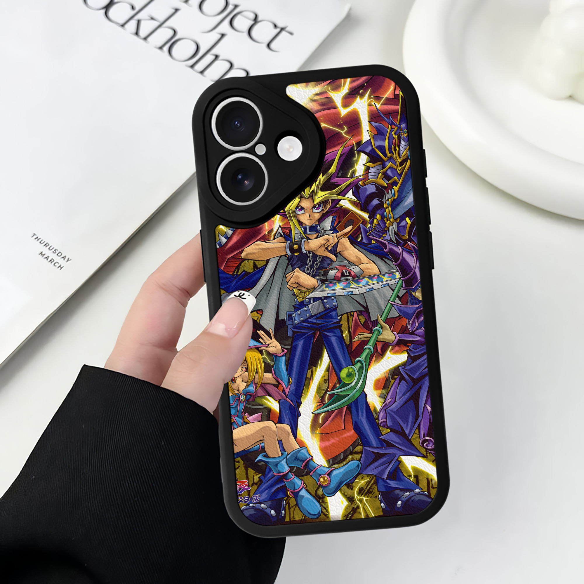 （画像用） 遊☆戯☆王 Yu-Gi-Oh! 【iPhone 16シリーズ対応】シリコンスマホケース（レザー調） 材質：シリコン